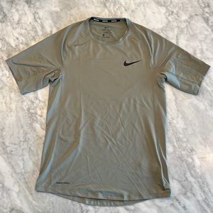 Nike Pro Short Sleeve Training Shirt Men's Size M Slim Fit  BV5633-320 Green